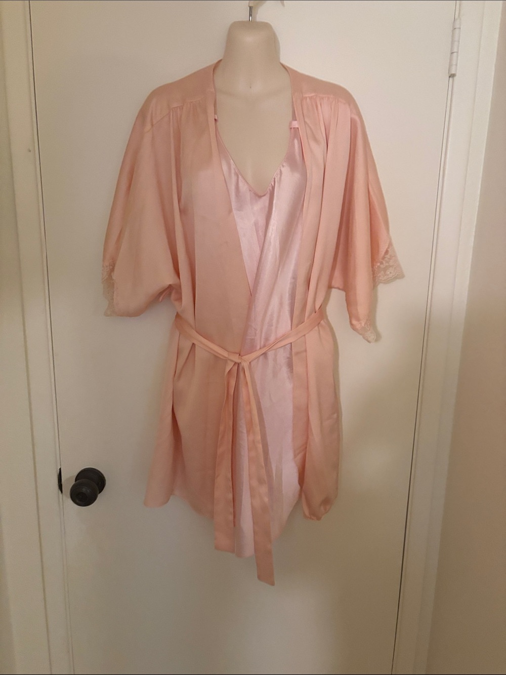 Vintage 80’s/90’s DEENA Silky Pink Satin Robe with night gown. Women’s medium